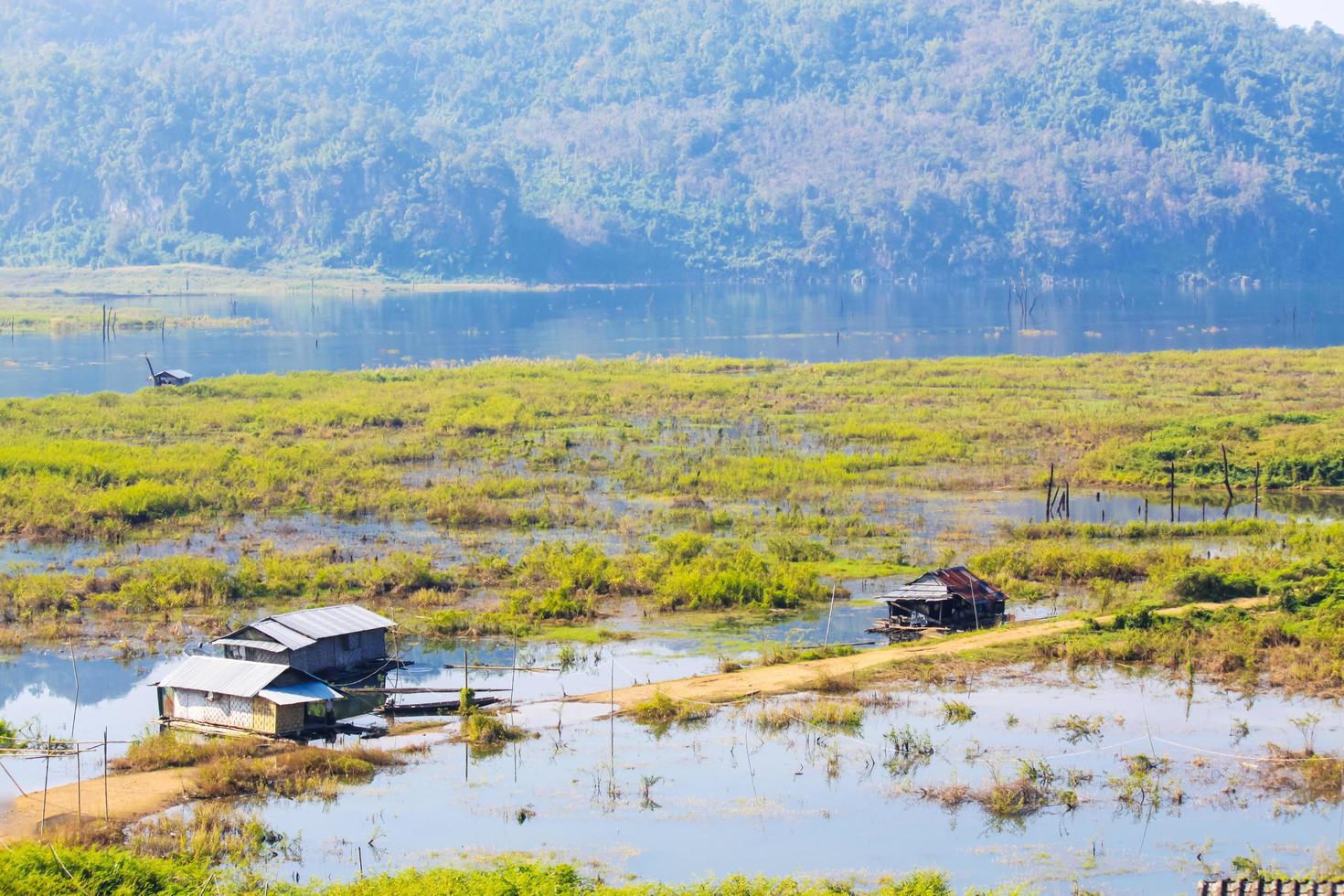 casa galleggiante nel il songgaria fiume e vicino montagna nel campagna di villaggio a snagklaburi, Tailandia foto