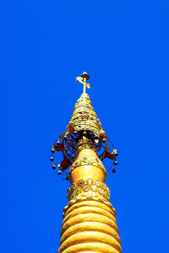 d'oro pagoda dettaglio è su architettonico stile a tempio collocato nel kanchanaburi Provincia, Tailandia. foto