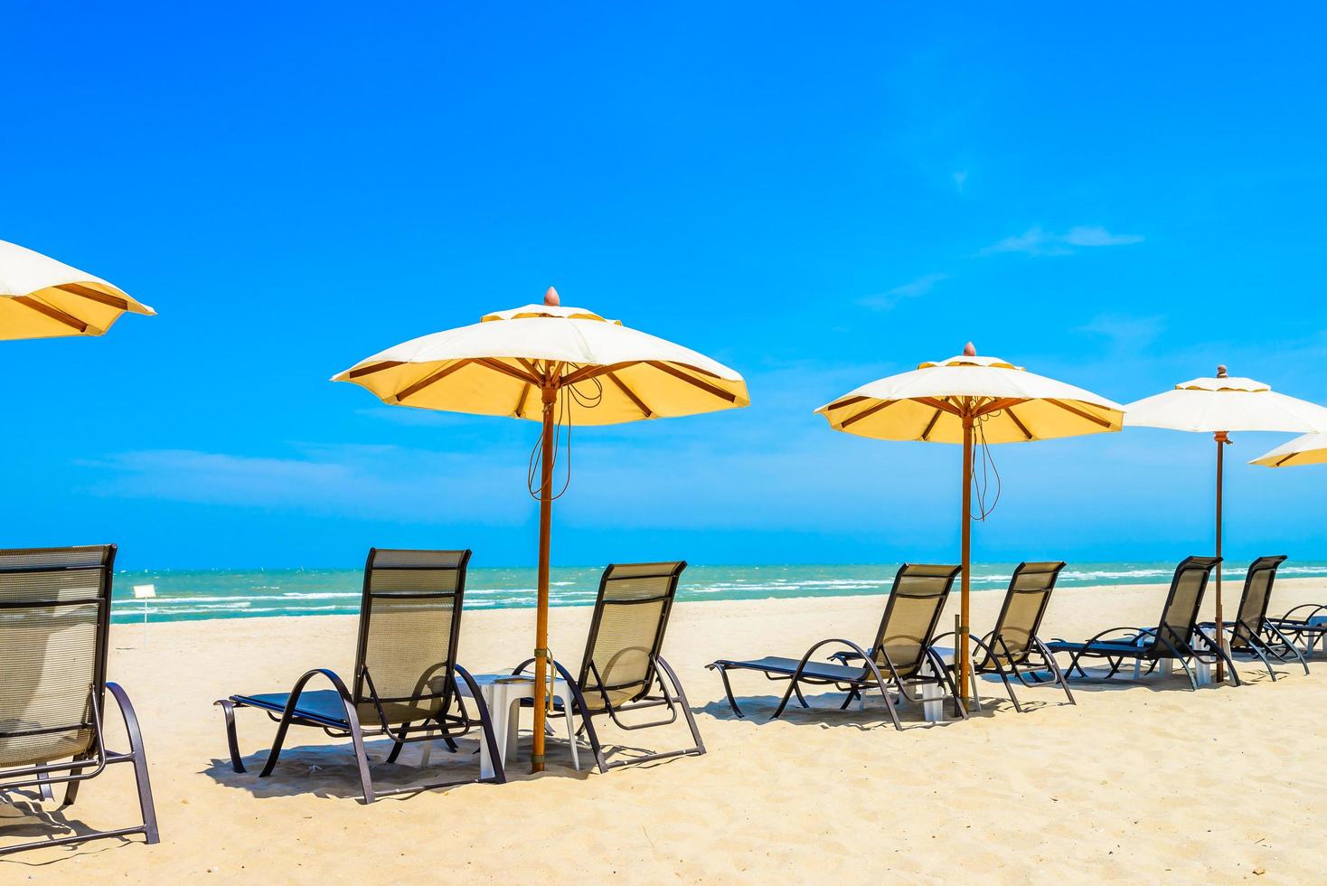 ombrelloni e sdraio in spiaggia foto