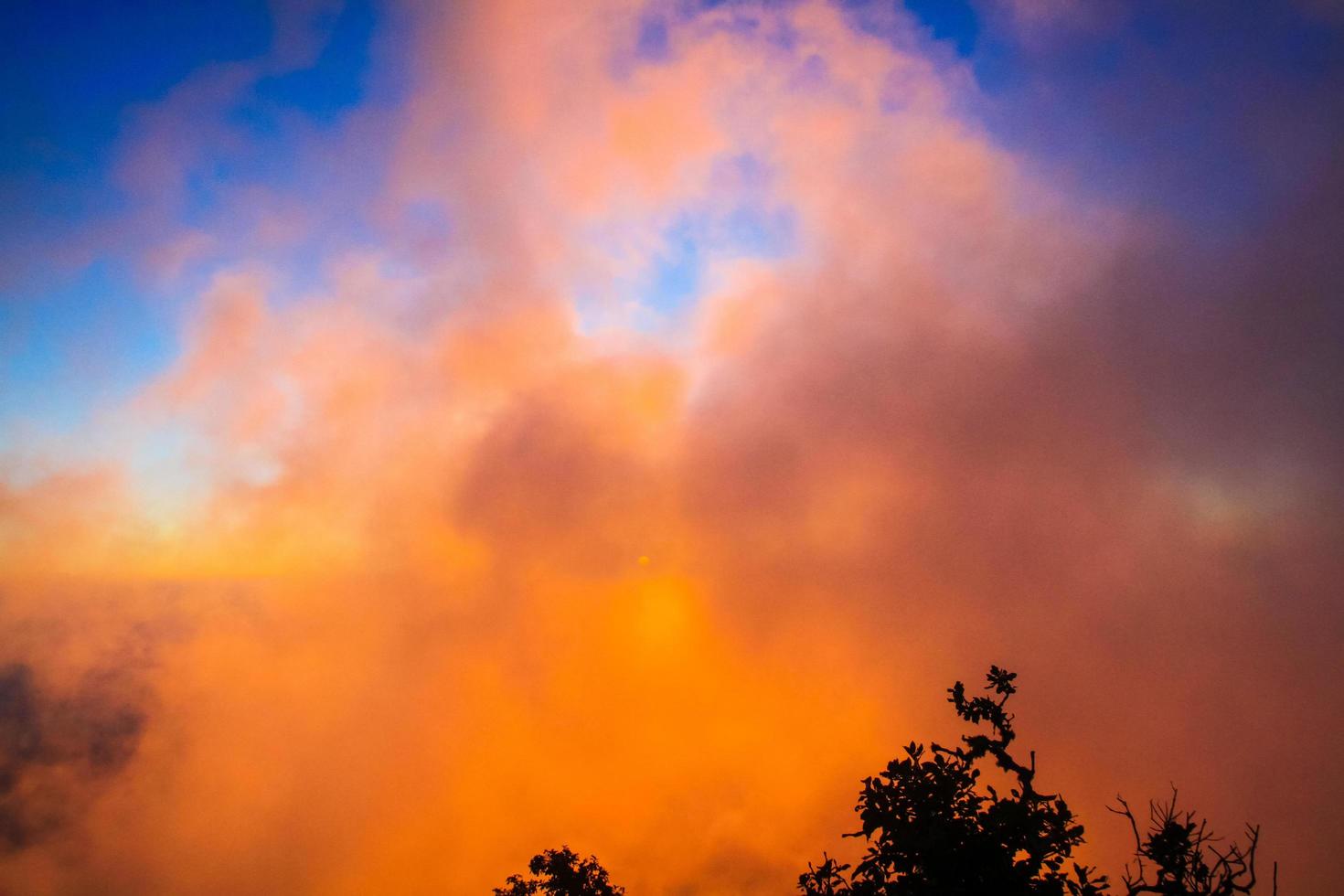 tramonto nel cielo e nube, bellissimo colorato crepuscolo tempo con silhouette di montagna. foto