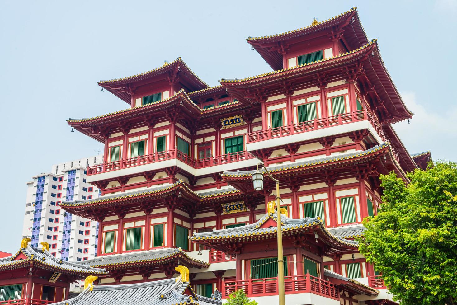 bellissimo tempio del dente di buddha a singapore foto