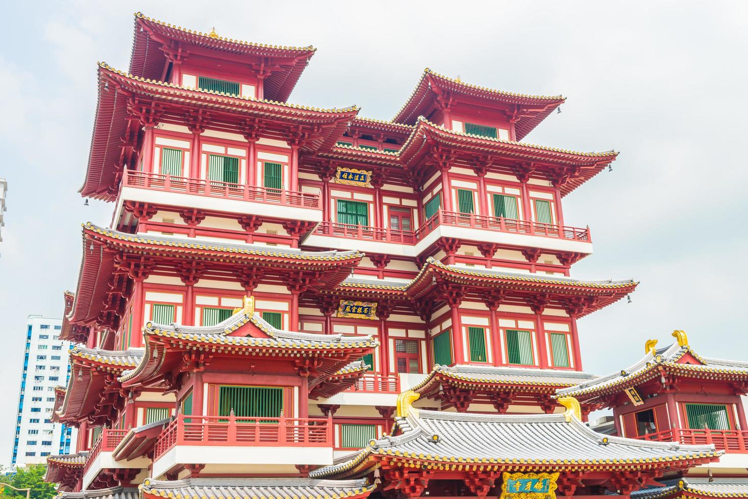 bellissimo tempio del dente di buddha a singapore foto