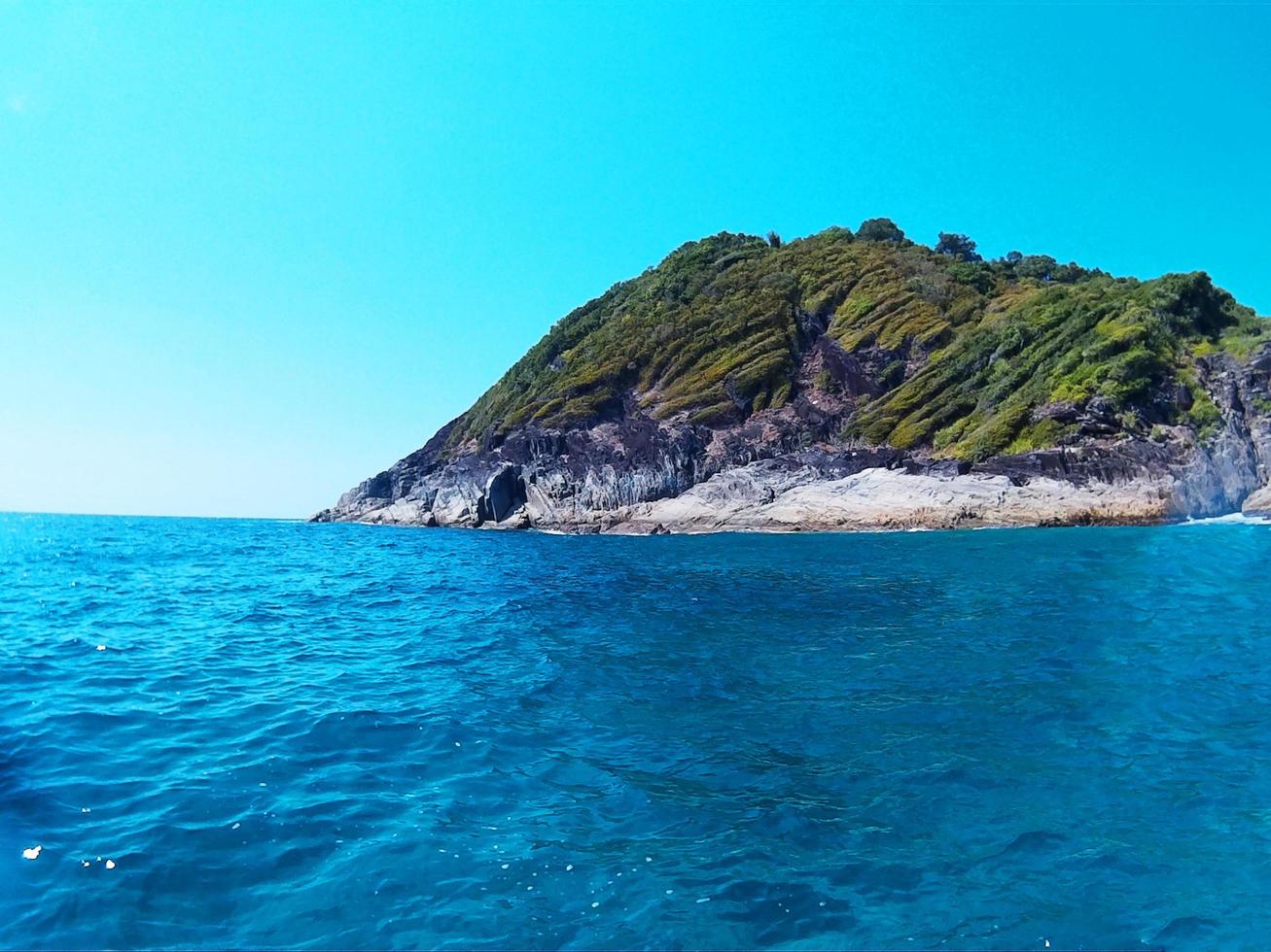 bellissimo paesaggio di tropicale isola con blu mare e montagna spiaggia nel thailand.tachai isola a phang-nga Provincia, Tailandia foto