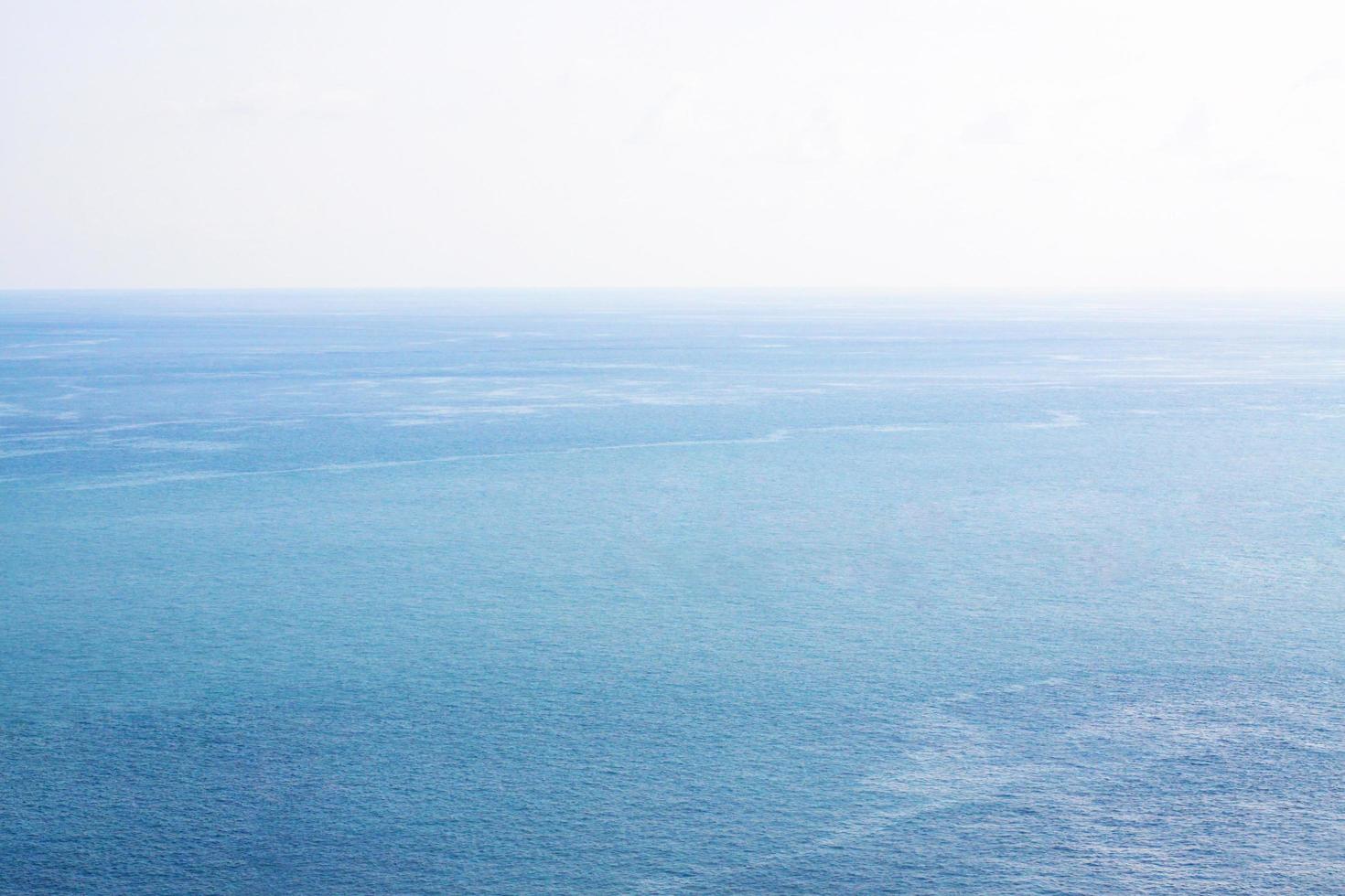 bellissimo estate di orizzonte nel Paradiso tropicale paesaggio marino e Paradiso di turchese acqua nel calma oceano. foto