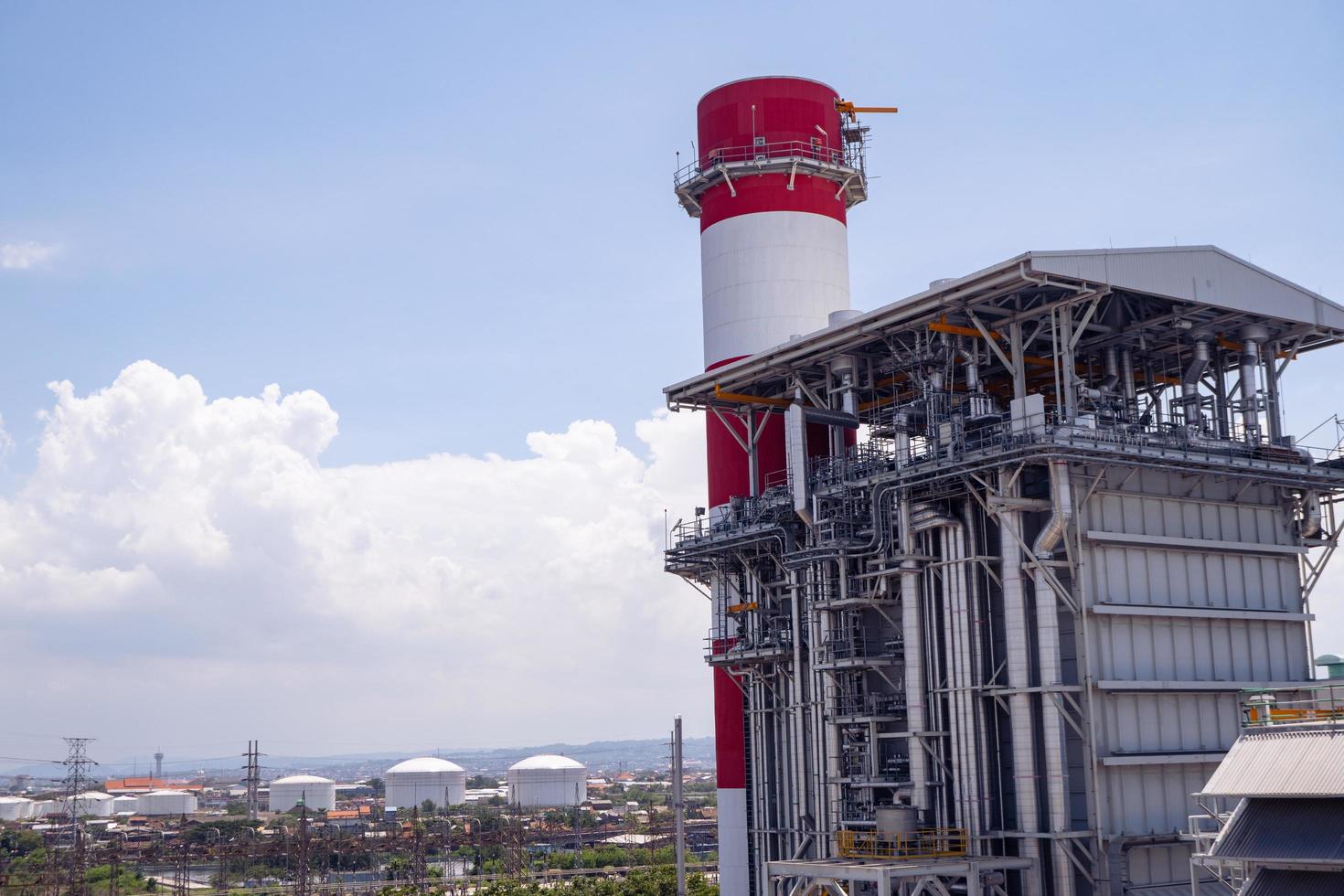 paesaggio foto di camino e pila di combinare ciclo energia pianta progetto. il foto è adatto per uso per industria sfondo fotografia, energia pianta manifesto e elettricità soddisfare media.