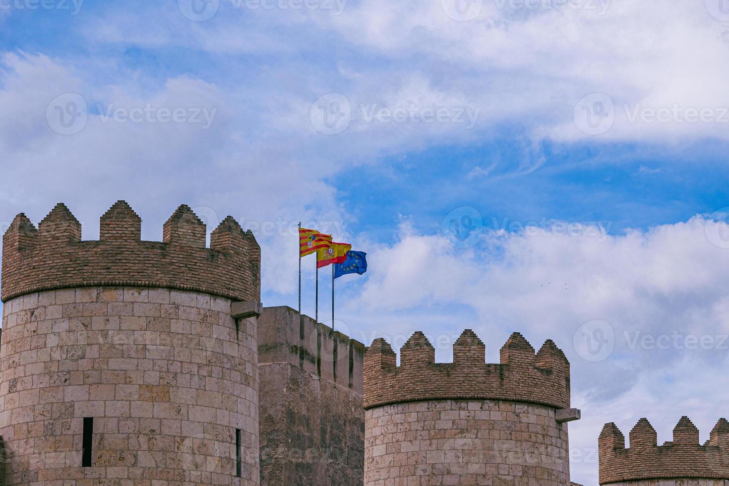 europeo unione e aragona Spagna bandiere contro il cielo su un' pietra storico castello foto