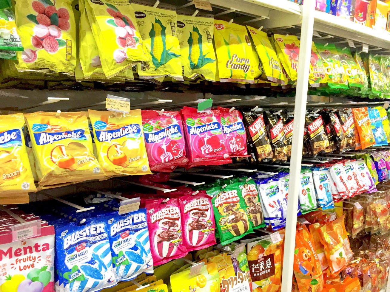 snack, caramelle su mensola nel supermercato per sfondo, batam,indonesia-aprile 2023 foto