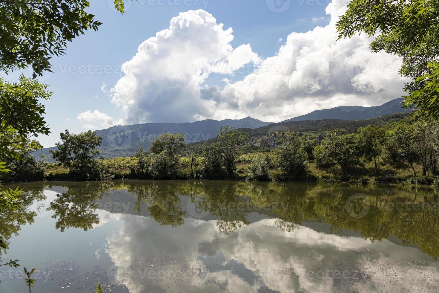 montagna lago nel il montagne con nuvole e riflessione di nuvole nel il specchio di il lago. paesaggio foto
