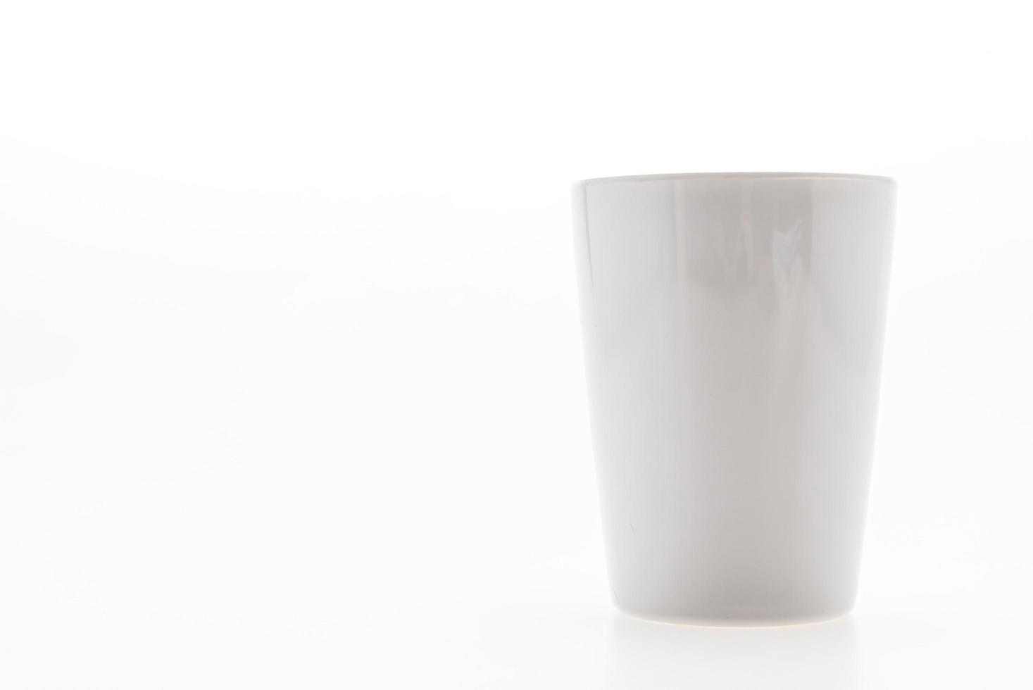 bicchiere d'acqua in plastica isolato su sfondo bianco foto