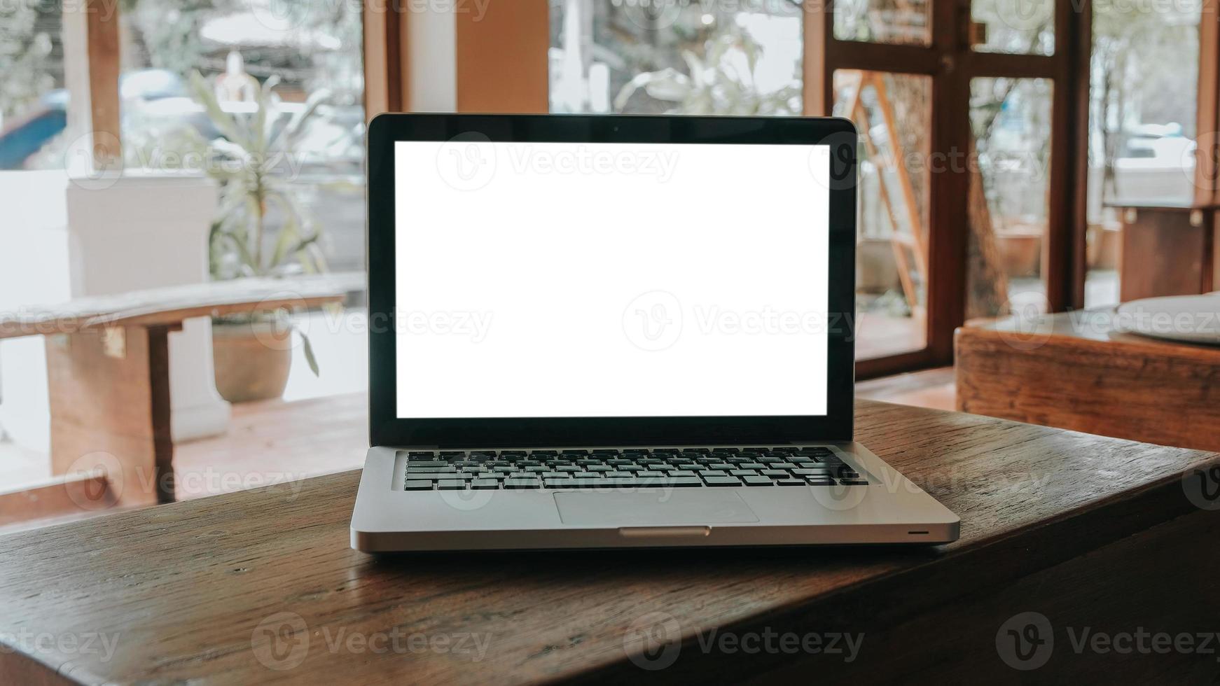 vuoto schermo il computer portatile computer impostato su per opera su bianca di legno scrivania, modello, vuoto schermo, vuoto schermo per Prodotto Schermo. foto