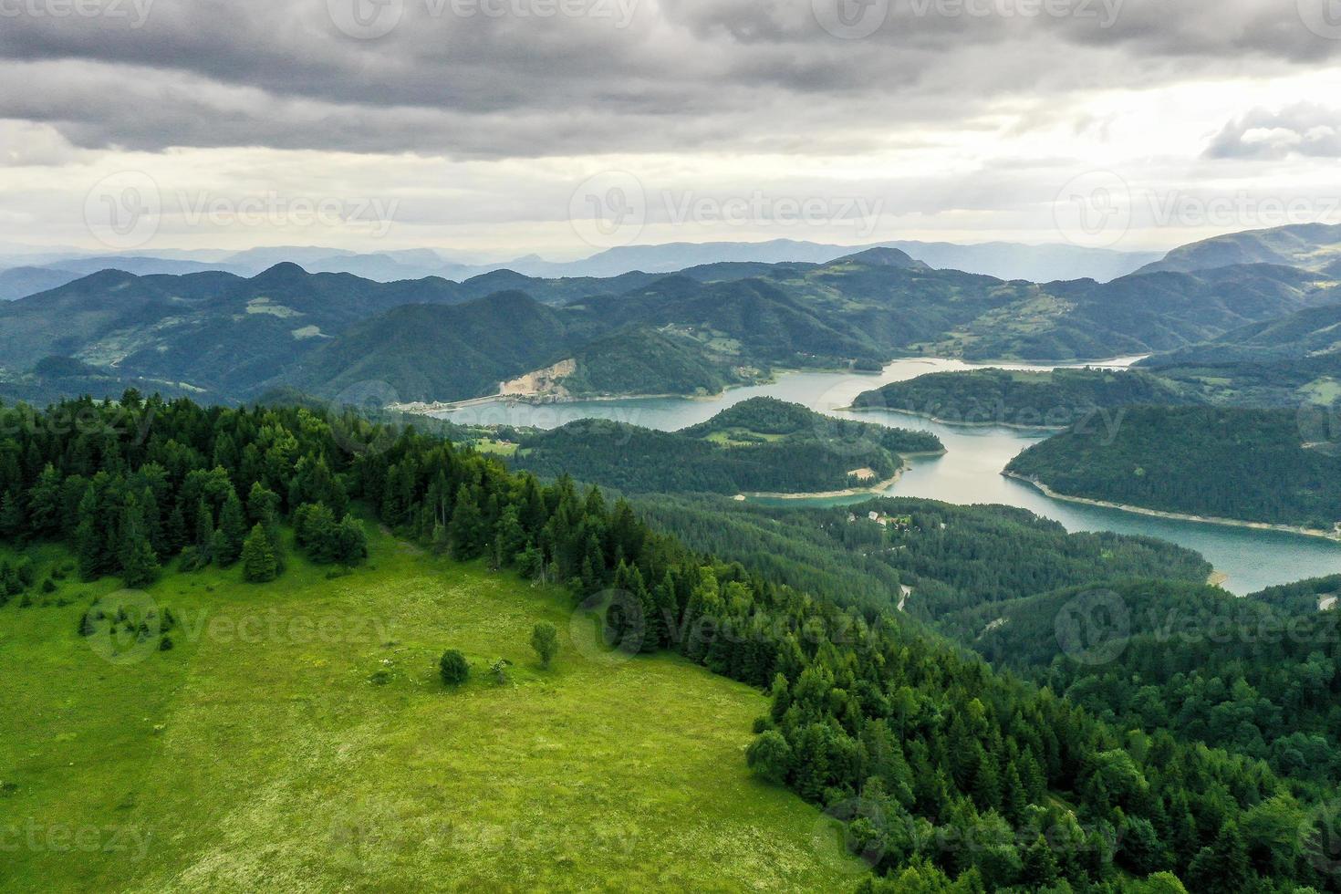 zaovine vista lago dalla montagna di tara in serbia foto