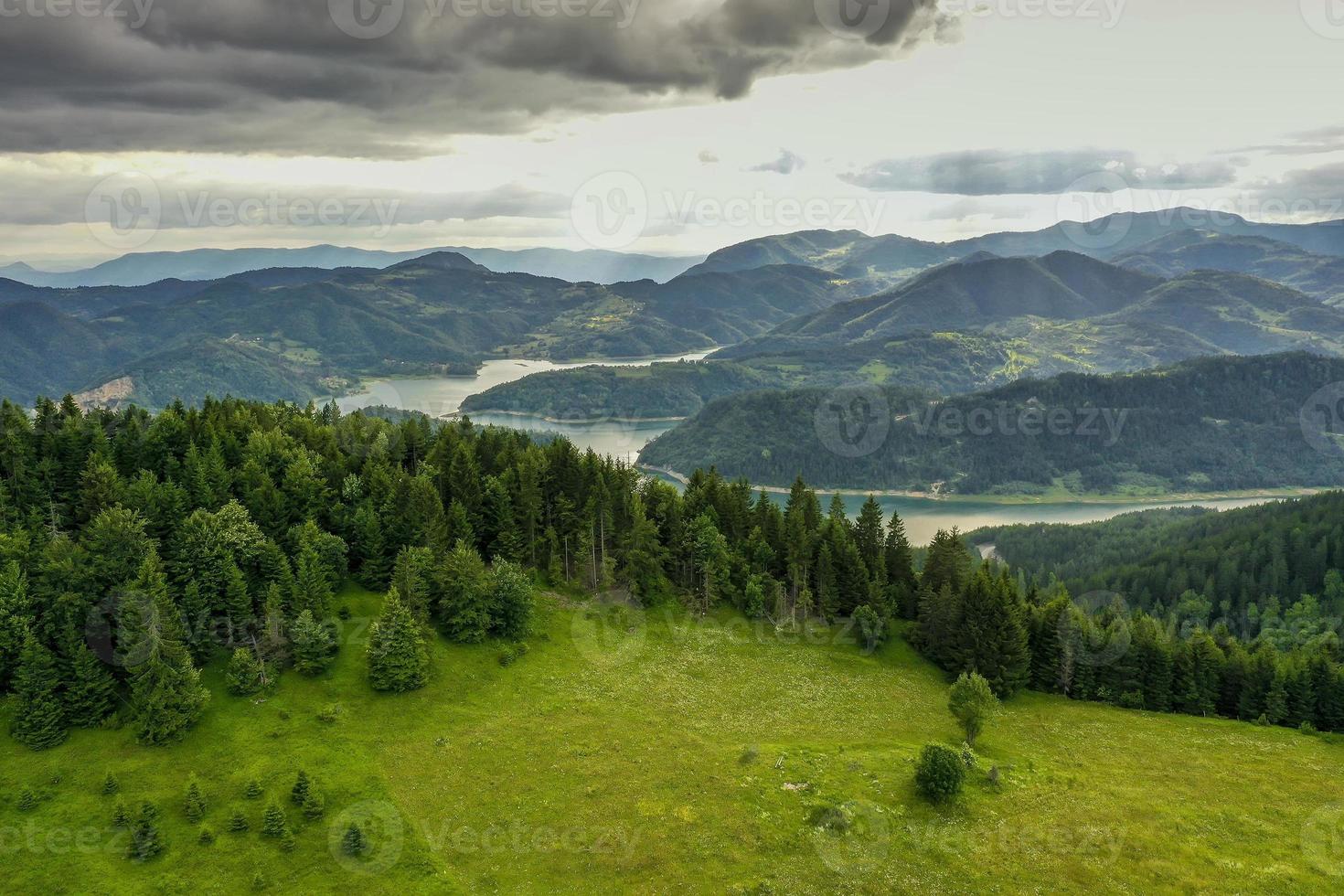 zaovine vista lago dalla montagna di tara in serbia foto