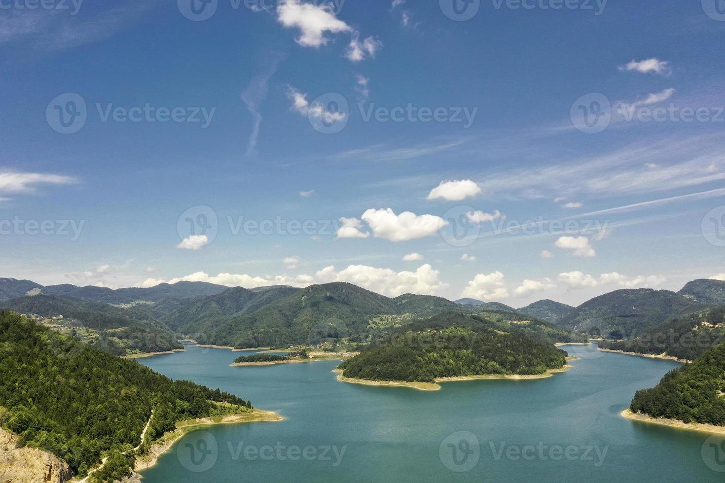 zaovine vista lago dalla montagna di tara in serbia foto