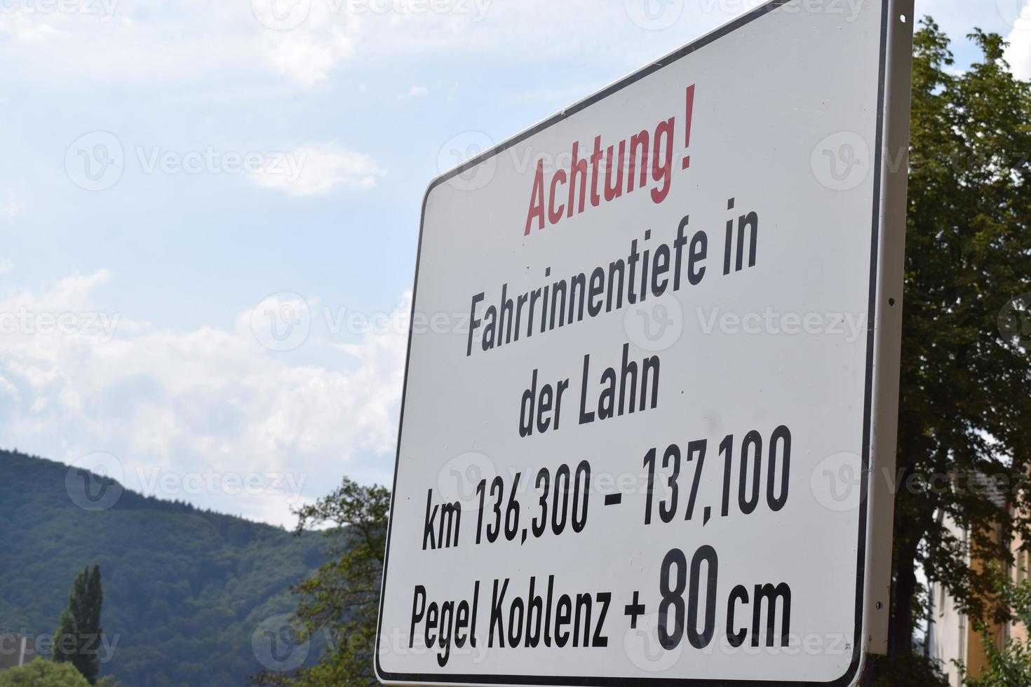 Basso acqua livello cartello a fiume lahn foto