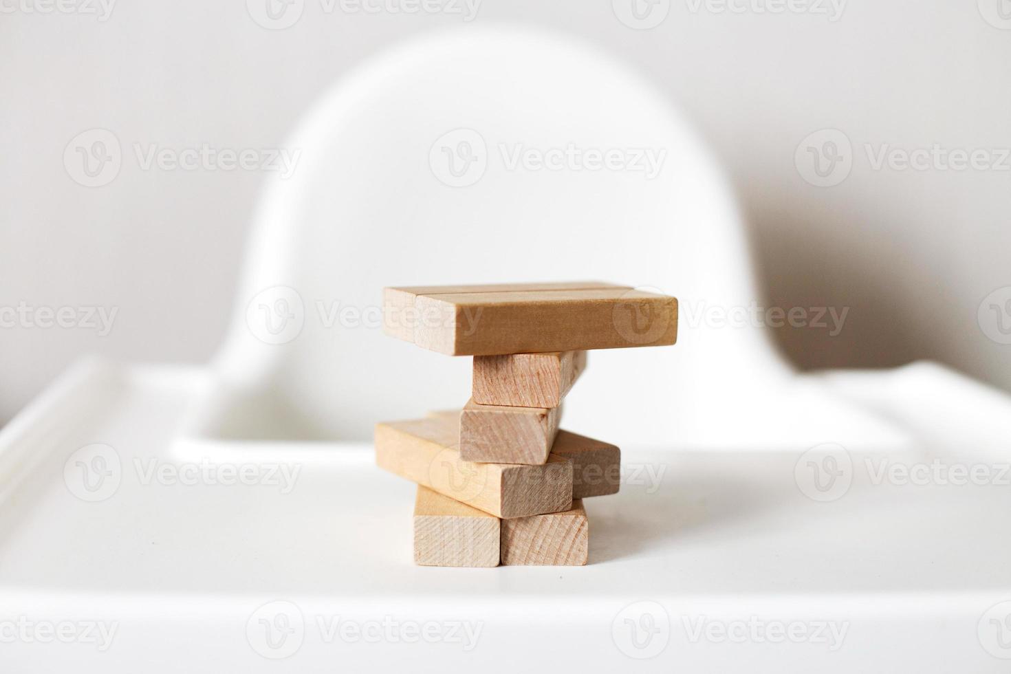di legno piramide su il seggiolone. bastone gioco. foto