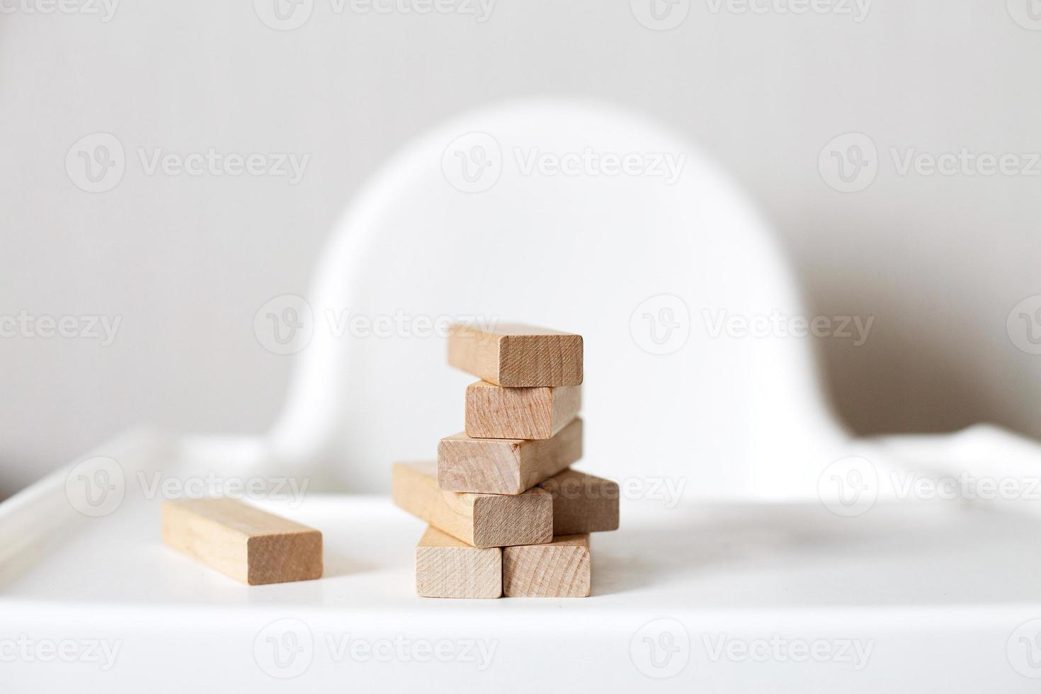 di legno piramide su il seggiolone. bastone gioco. foto
