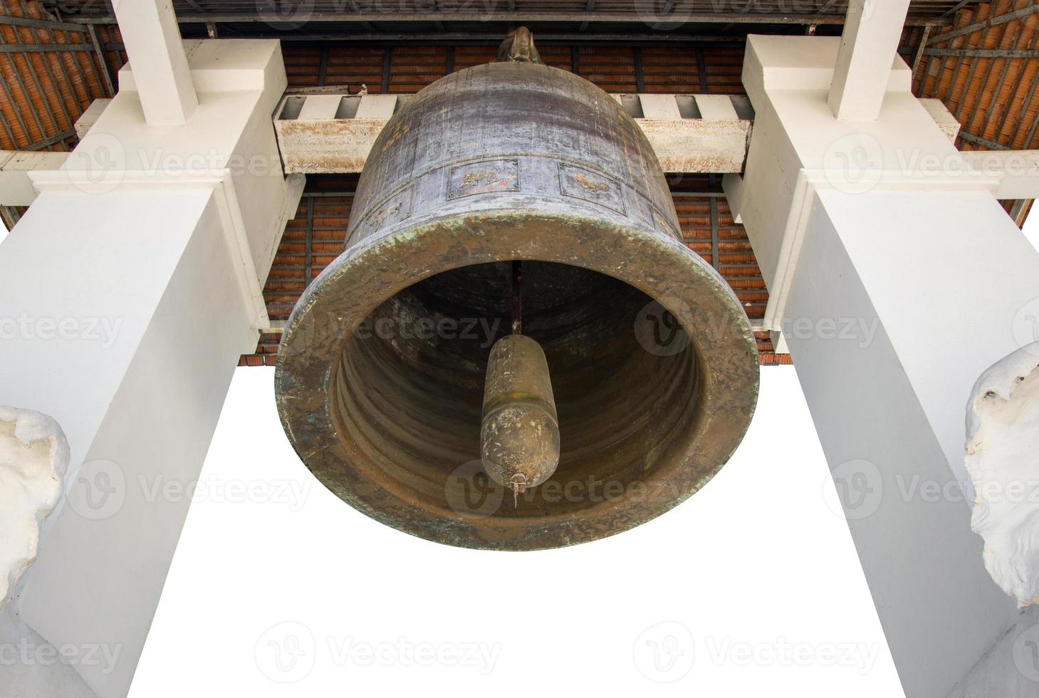 vecchio Chiesa campana isolato su bianca nel il tempio di lamphun, Tailandia foto