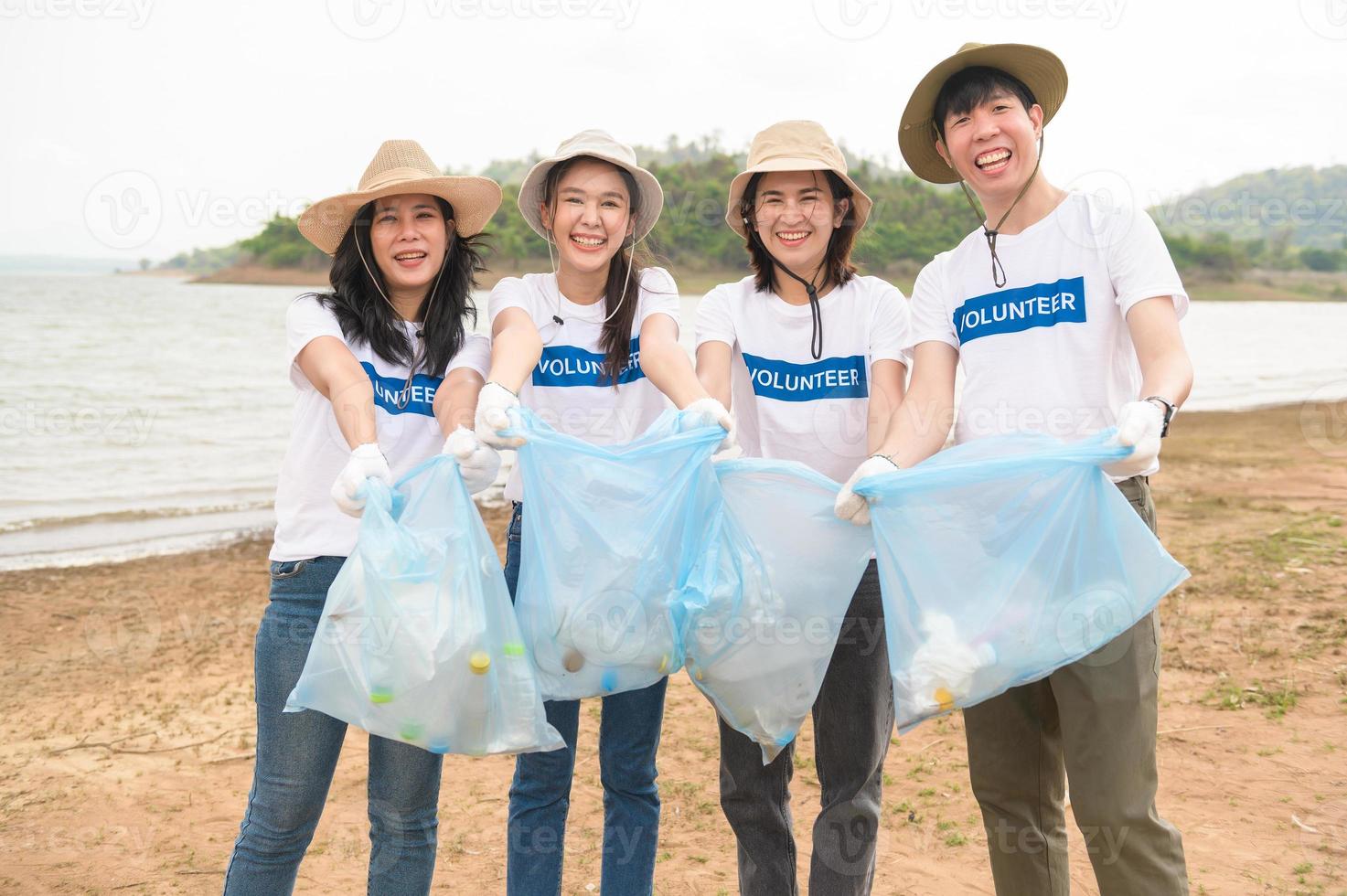 volontari a partire dal il asiatico gioventù Comunità utilizzando sciocchezze borse pulizia su natura par foto