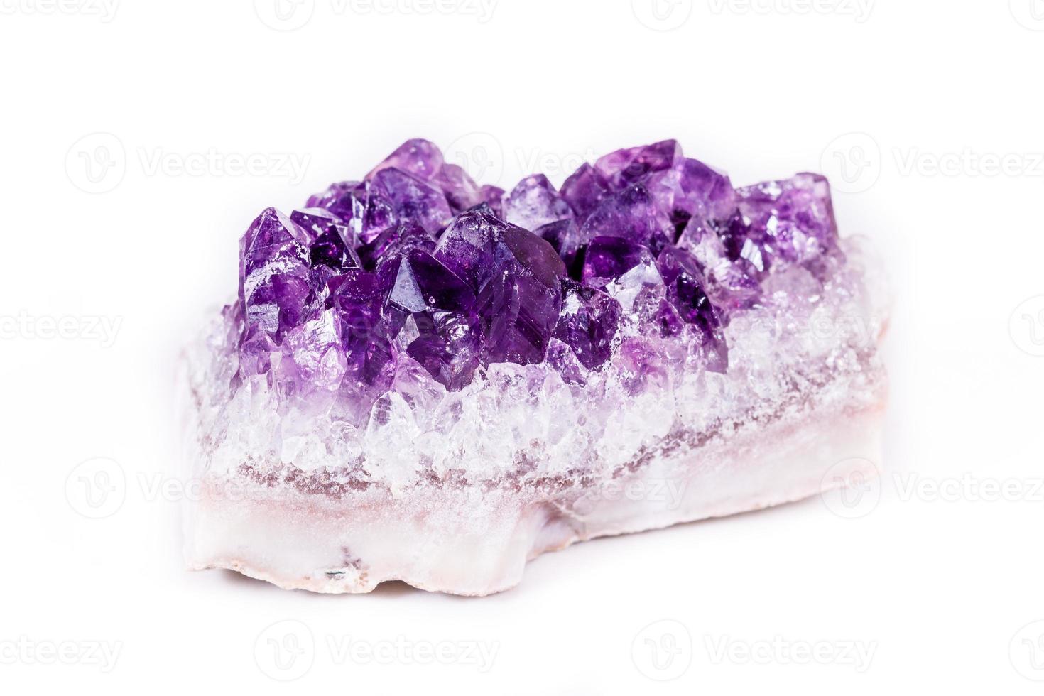 macro minerale pietra viola ametista nel cristalli su un' bianca sfondo foto