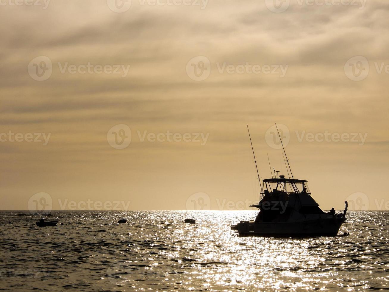 un' barca su il mare foto