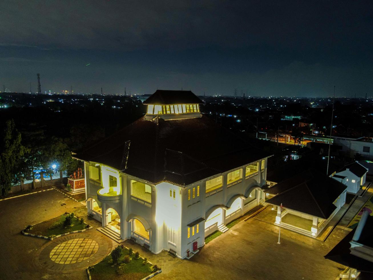 bekasi, indonesia 2021- veduta aerea con drone del monumento gedung juang, uno degli edifici storici di tambun di notte foto