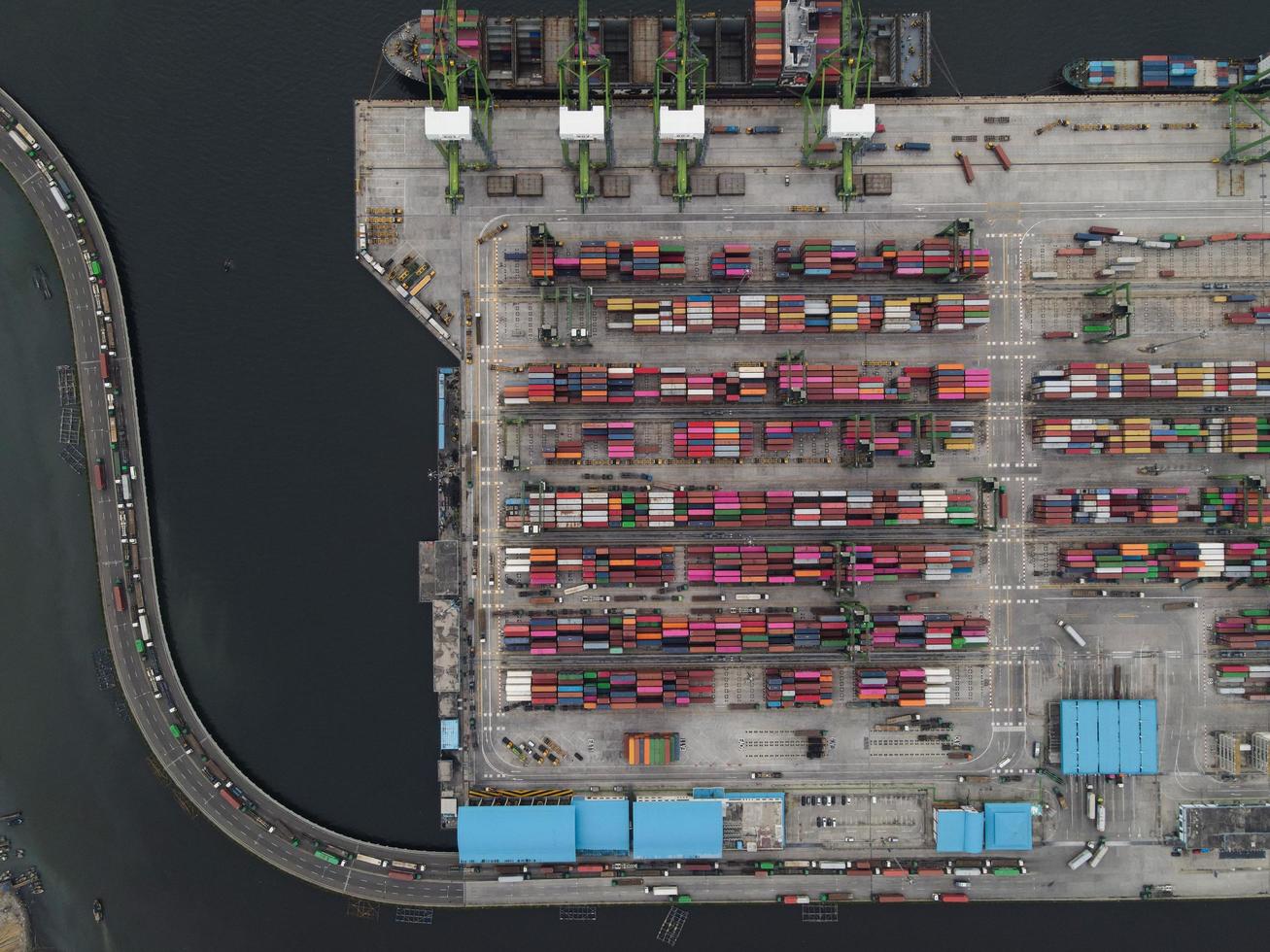 Jakarta, Indonesia 2021- veduta aerea del carico e scarico di navi portacontainer nel porto di acque profonde, importazione ed esportazione di trasporto merci foto