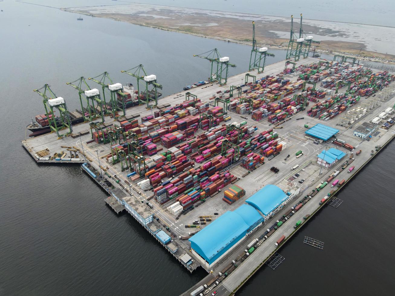 Jakarta, Indonesia 2021- veduta aerea del carico e scarico di navi portacontainer nel porto di acque profonde, importazione ed esportazione di trasporto merci foto