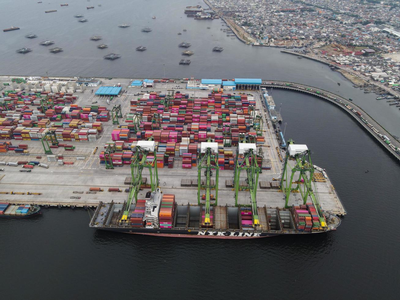 Jakarta, Indonesia 2021- veduta aerea del carico e scarico di navi portacontainer nel porto di acque profonde, importazione ed esportazione di trasporto merci foto