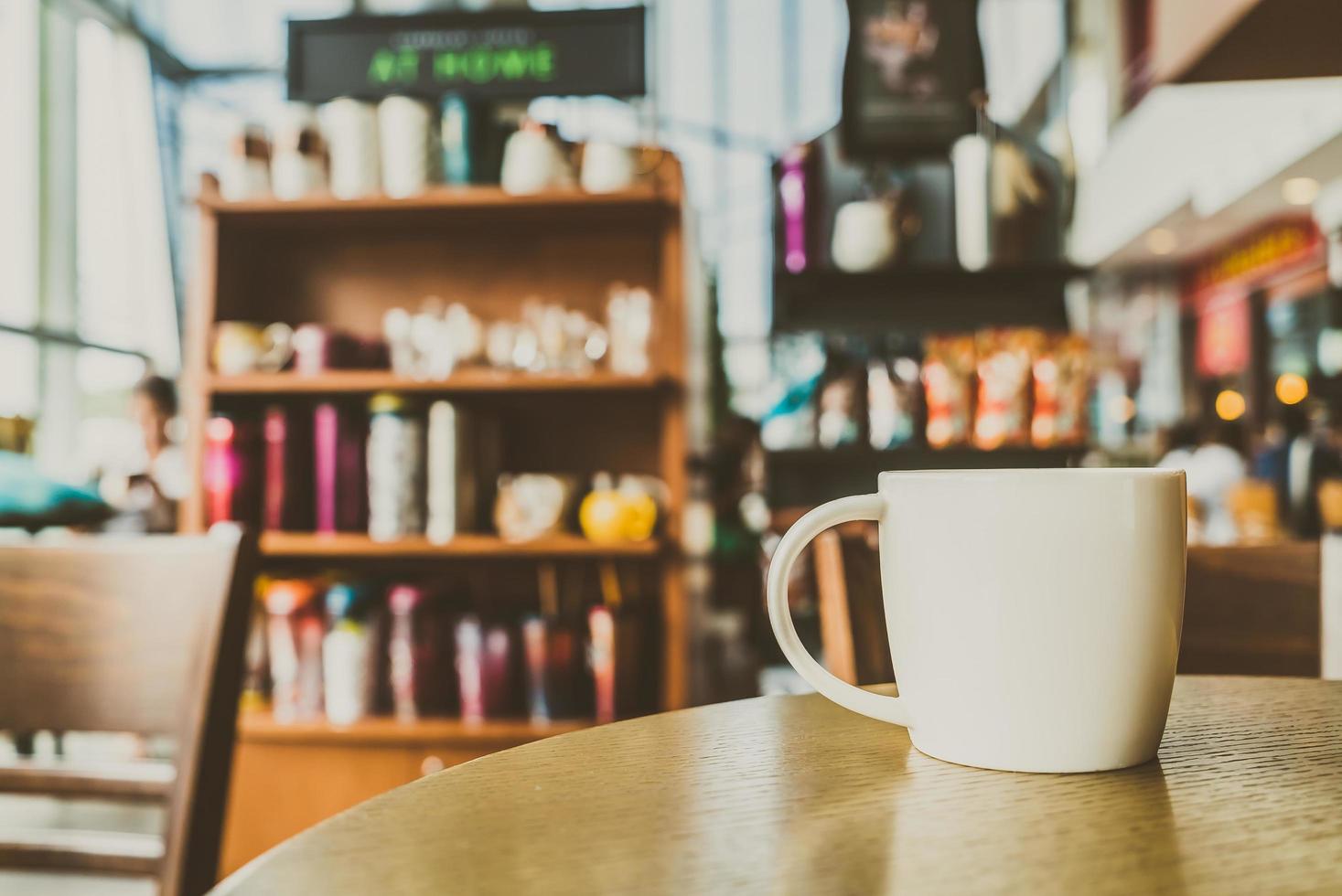 tazza di caffè bianco in un caffè foto