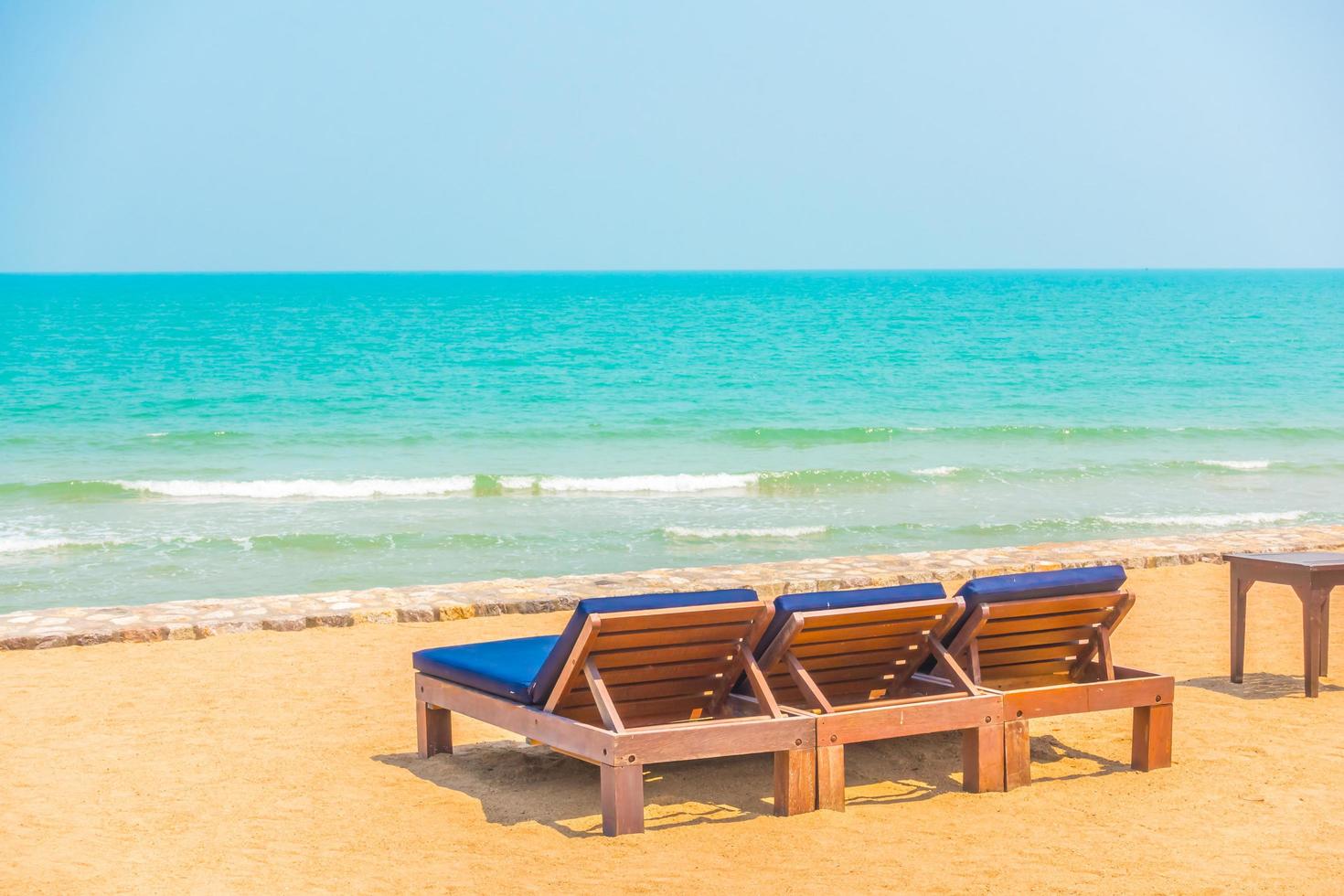 lettini prendisole in spiaggia foto