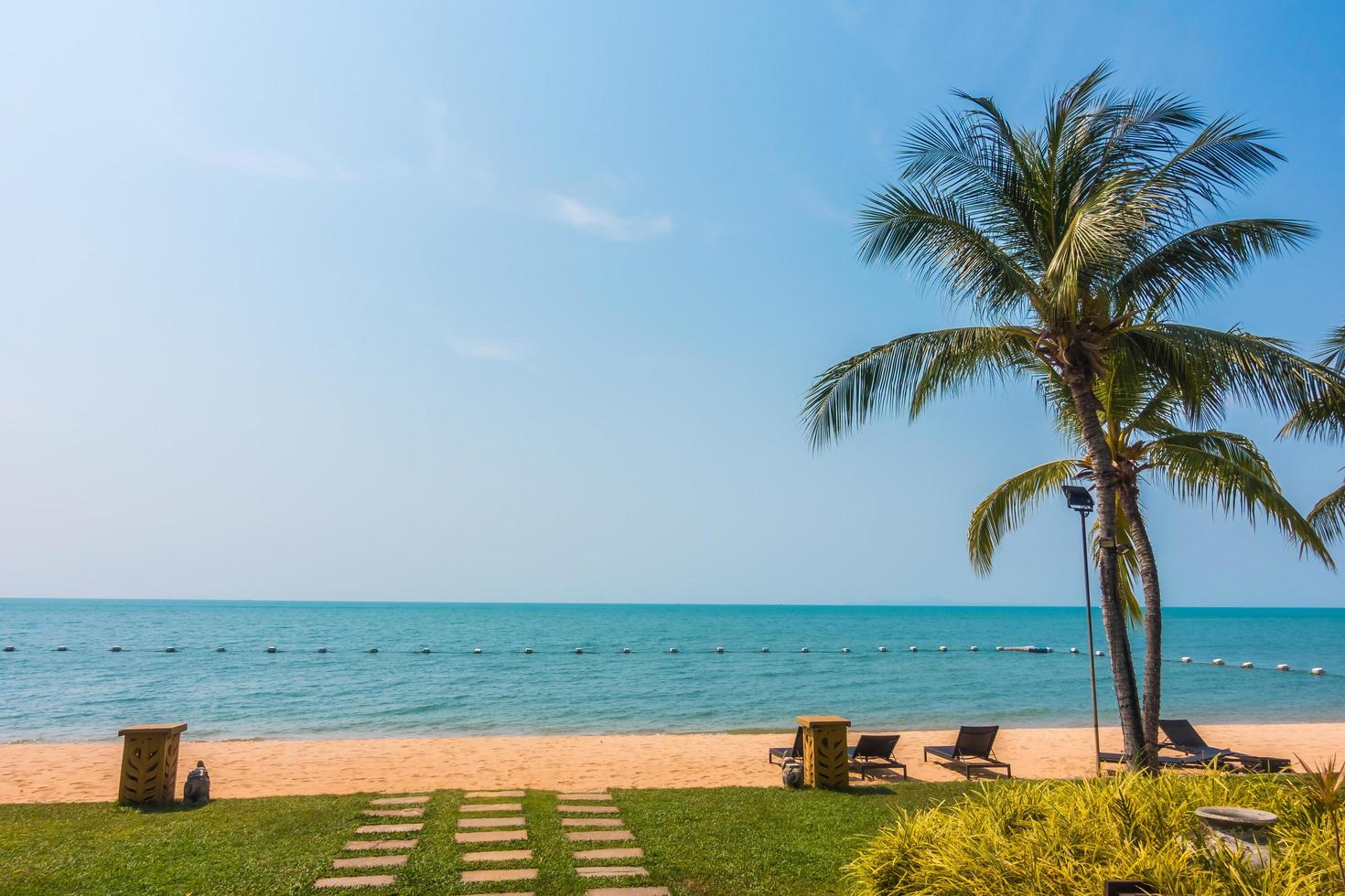 bellissima spiaggia e mare con palme foto