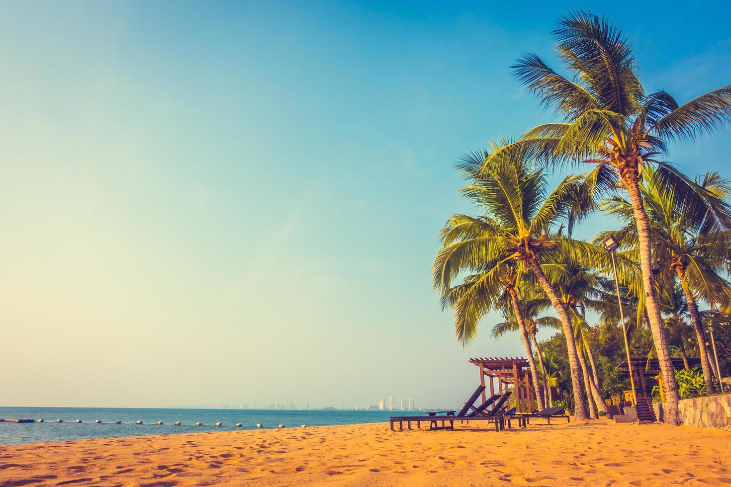 bellissima spiaggia e mare con palme foto