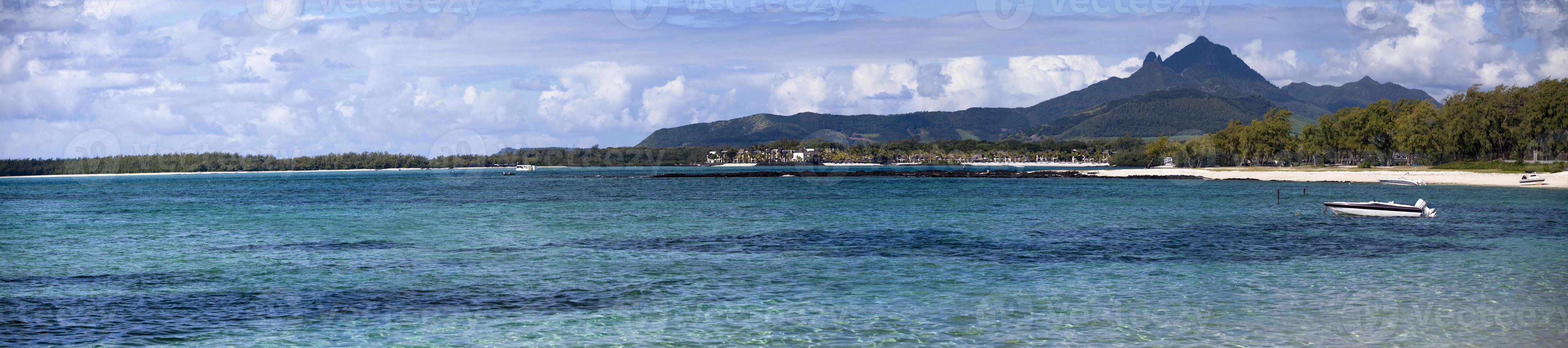 panoramico Visualizza di un' mauriziano spiaggia foto