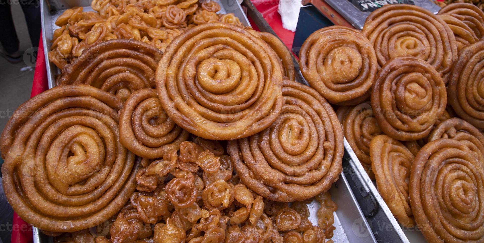 delizioso stizzoso dolce fritte jalebi mostrando per vendita su un' strada cibo mercato nel il chakbazar, dacca-bangladesh foto