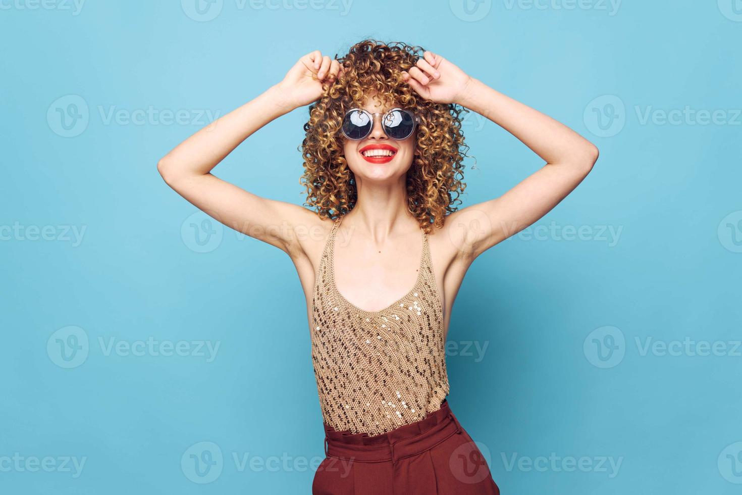 sexy modello sorridente rosso labbra mani vicino testa studio alla moda Abiti luminosa trucco foto