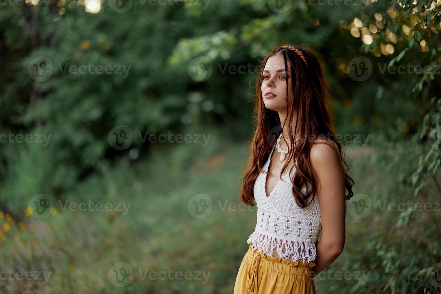 un' donna vestito come un' hippie con trecce su sua testa viaggi all'aperto a un' campeggio nel il autunno e gode vita foto