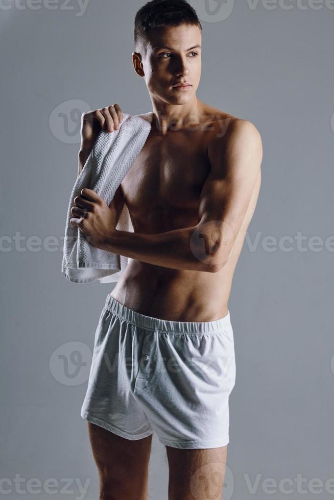 atleta con gonfiato torso Tenere un' asciugamano su il suo spalla copia spazio foto