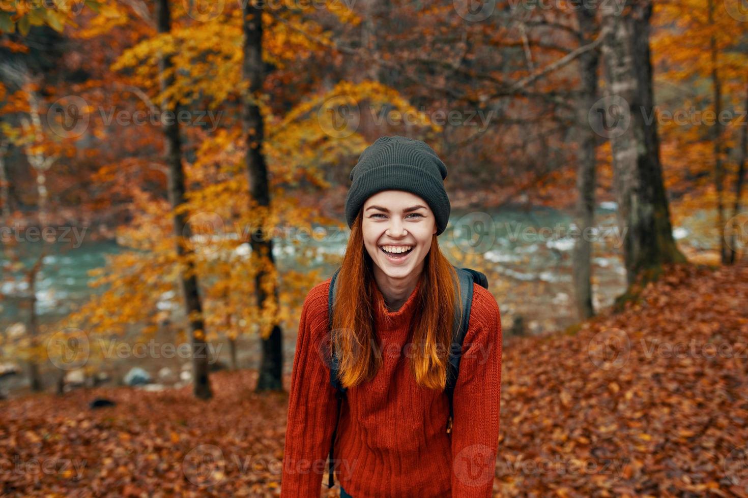 donna escursionista a piedi nel il autunno foresta viaggio fresco aria foto