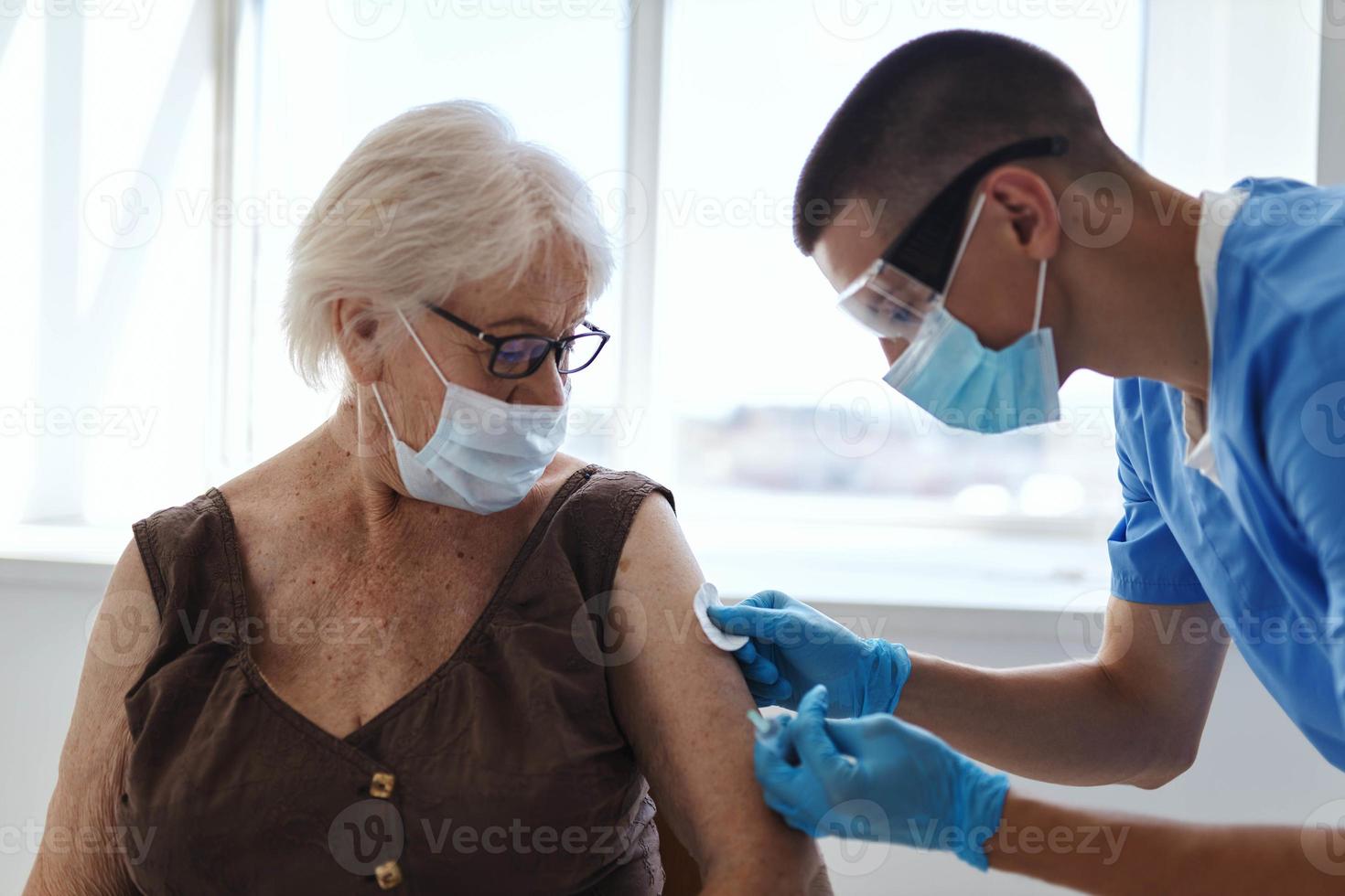 maschio medico Il prossimo per un anziano donna covid-19 passaporto vaccinazione foto