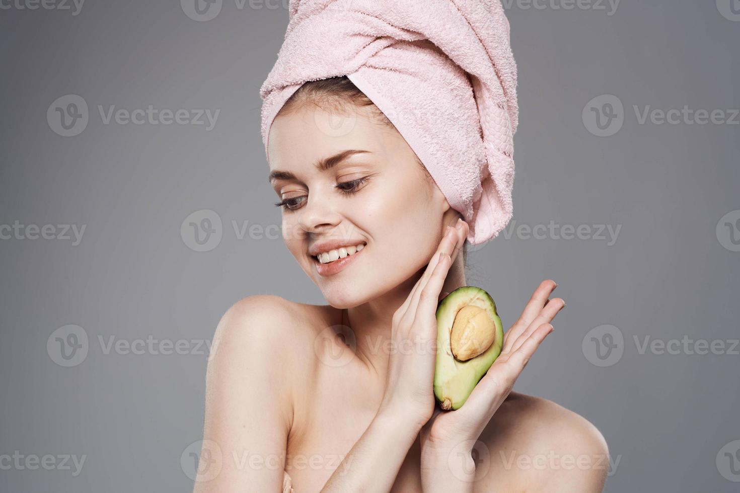 emotivo donna asciugamano su testa doccia pulito pelle avocado vitamine naturale cosmetici foto