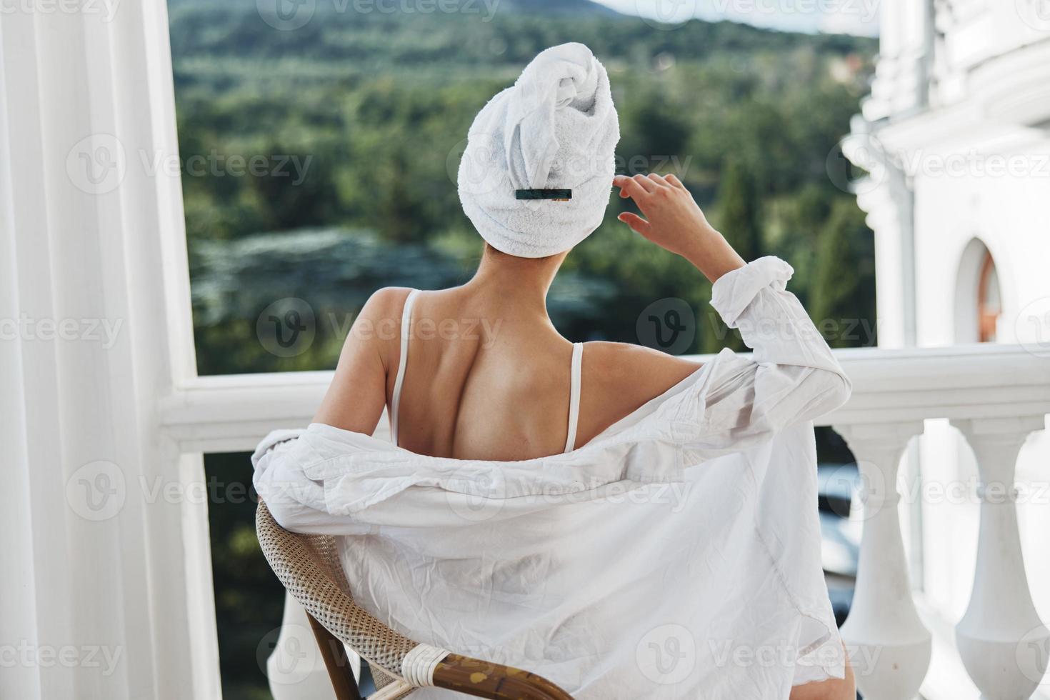 ritratto di giovane donna con asciugamano su testa indossare occhiali da sole Perfetto soleggiato mattina foto
