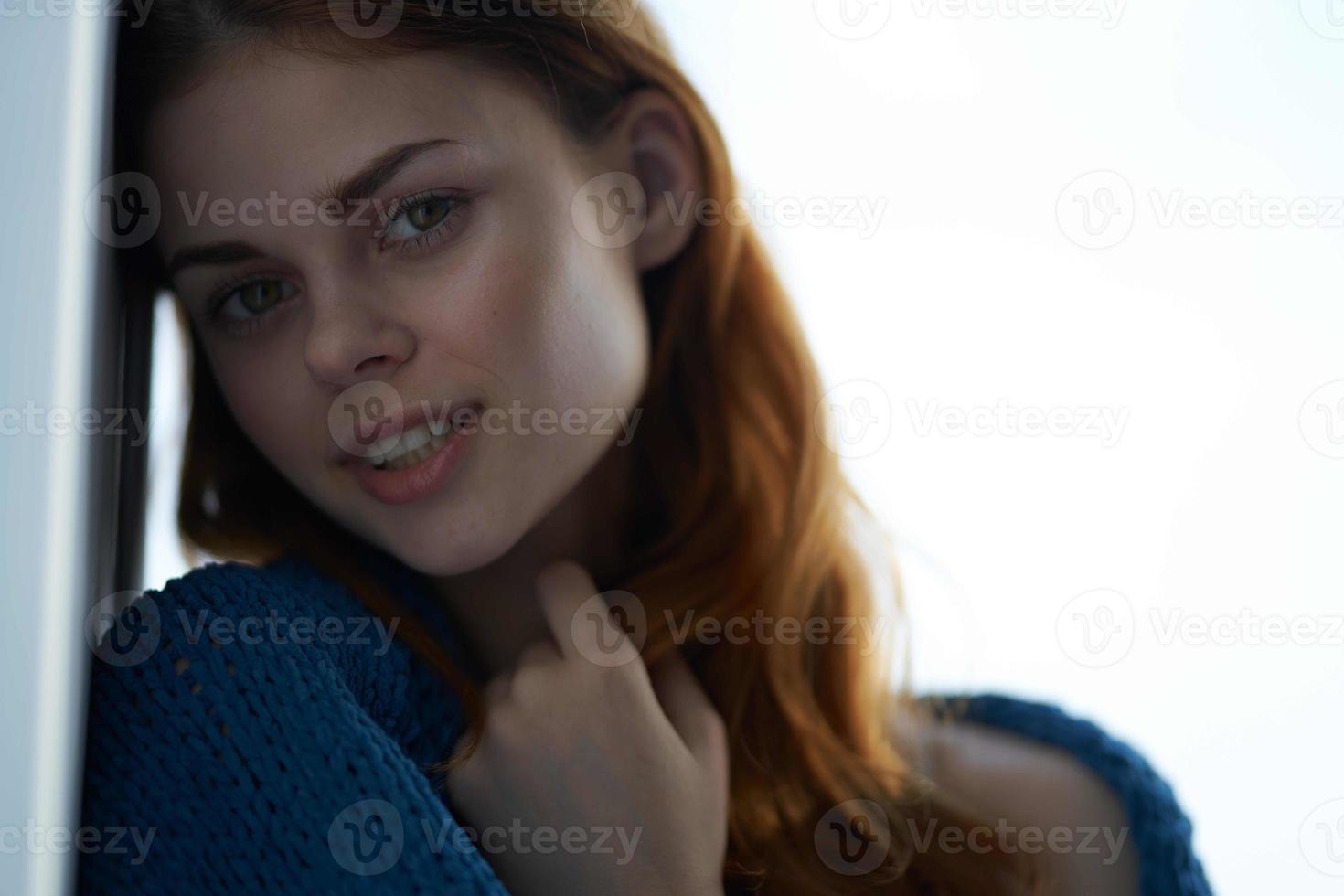 bellissimo donna attraente Guarda con un' blu plaid Sorridi foto