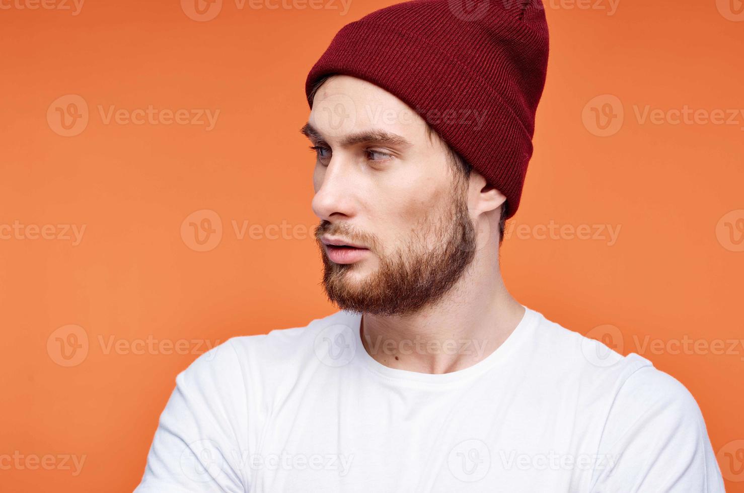 uomo con un' Telefono nel il suo mani alla moda cappello in posa studio foto