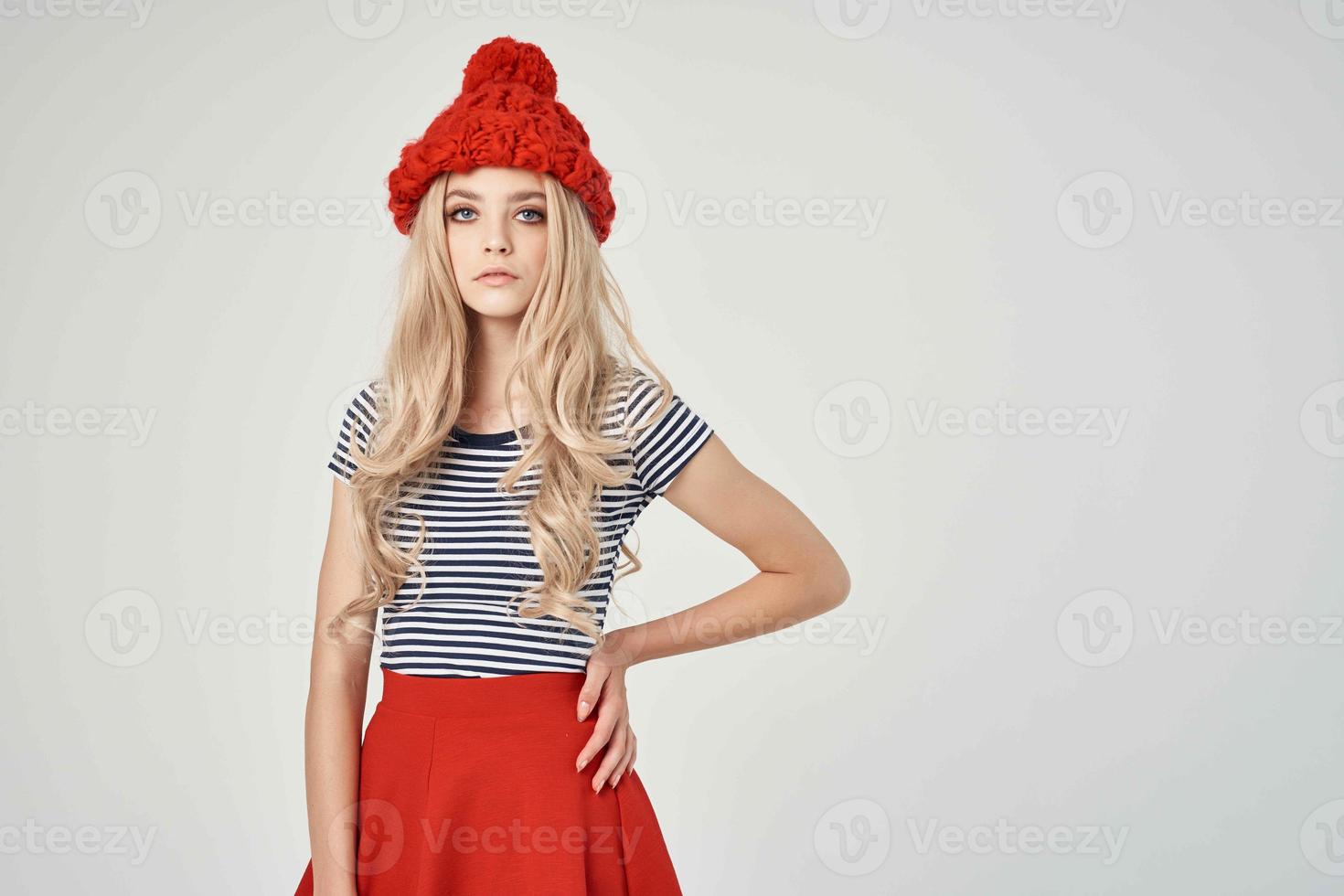 bionda nel alla moda Abiti rosso cappello in posa studio foto