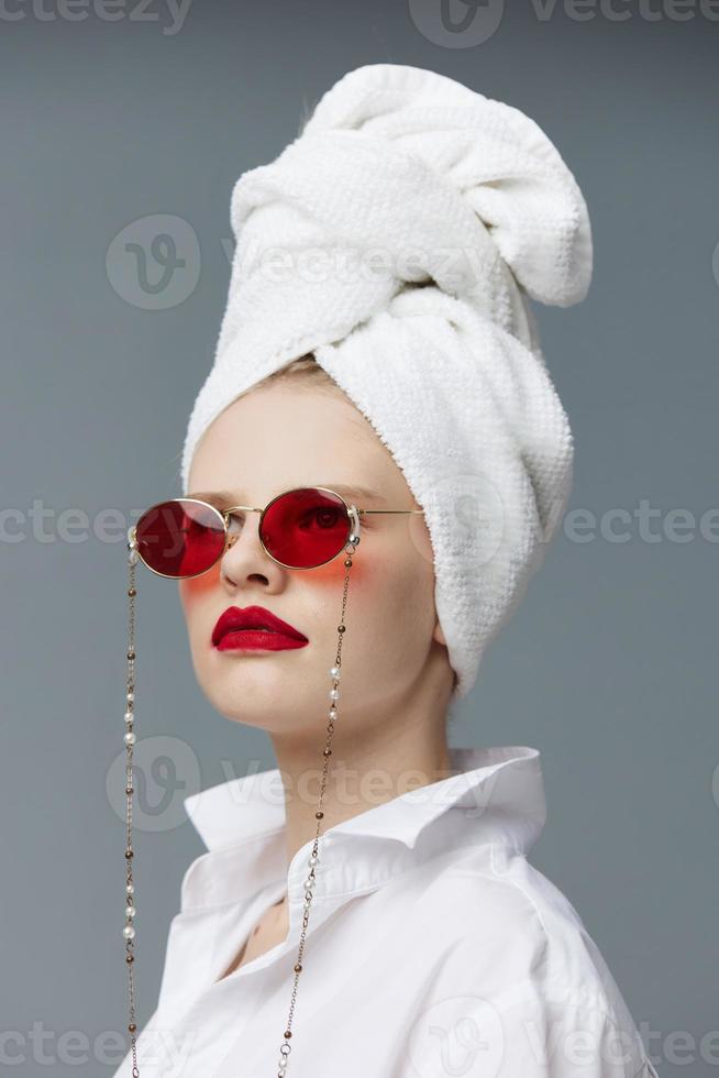 affascinante donna rosso bicchieri asciugamano su testa trucco studio modello inalterato foto