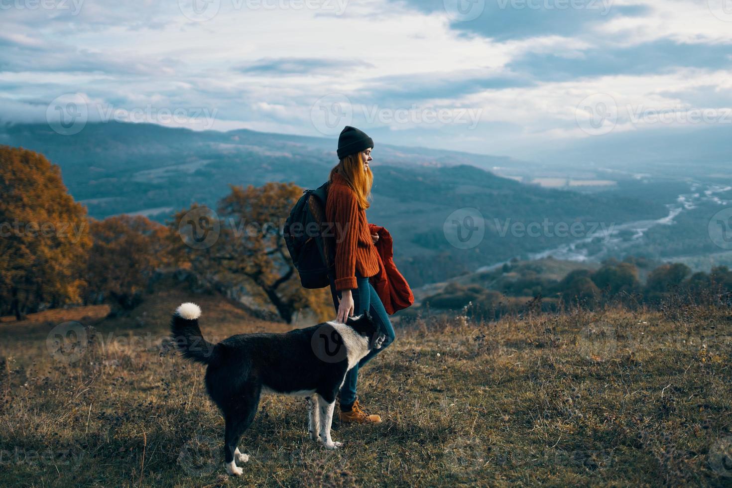 donna con zaino su natura Il prossimo per cane camminare montagna paesaggio foto