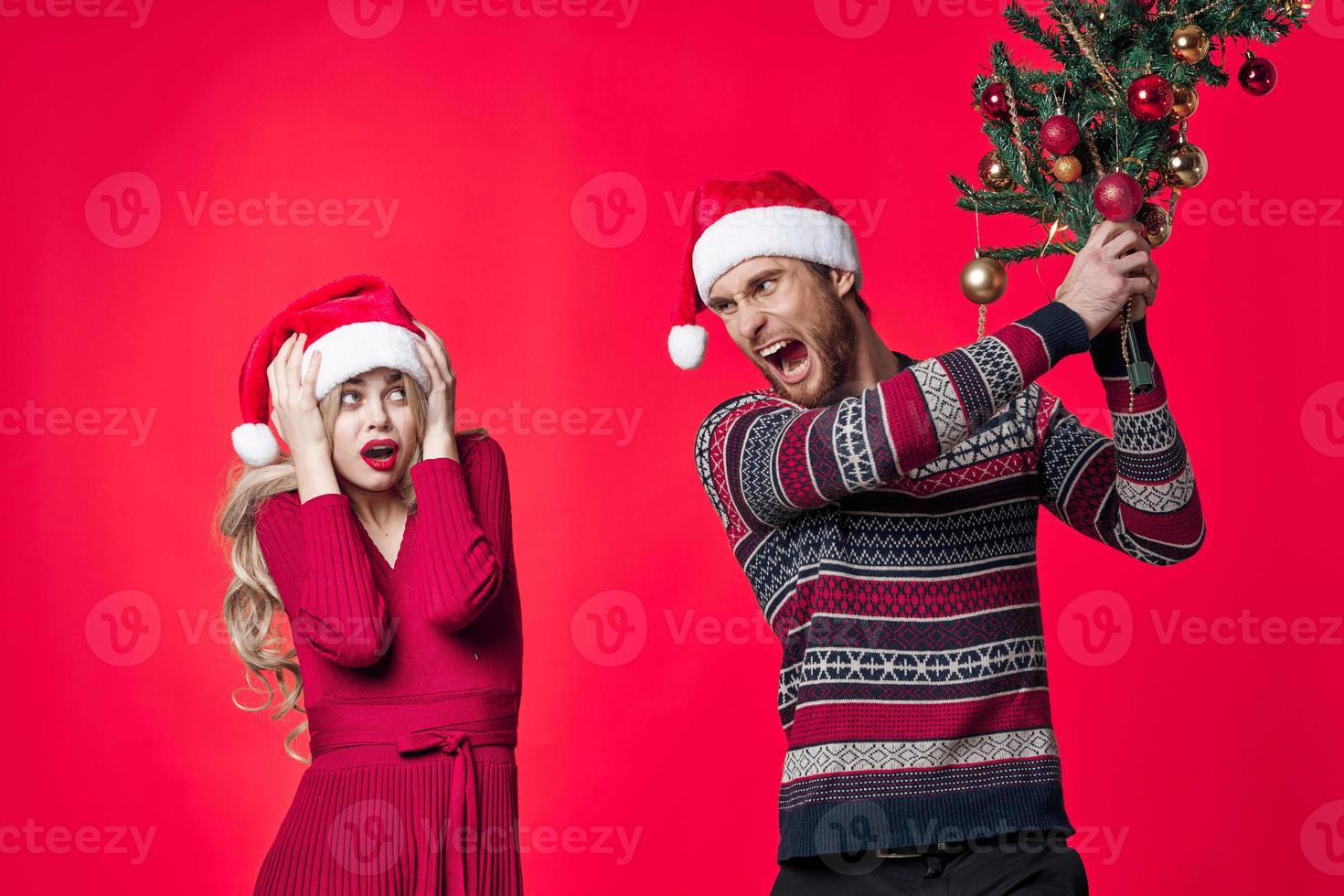 giovane coppia vacanza Natale decorazione rosso sfondo foto