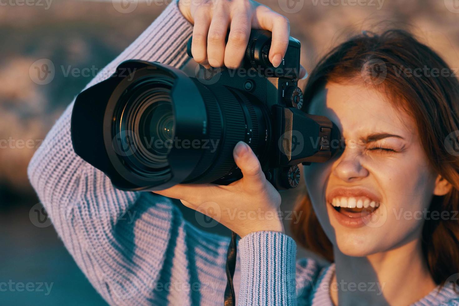 donna fotografo con telecamera nel natura professionale foto