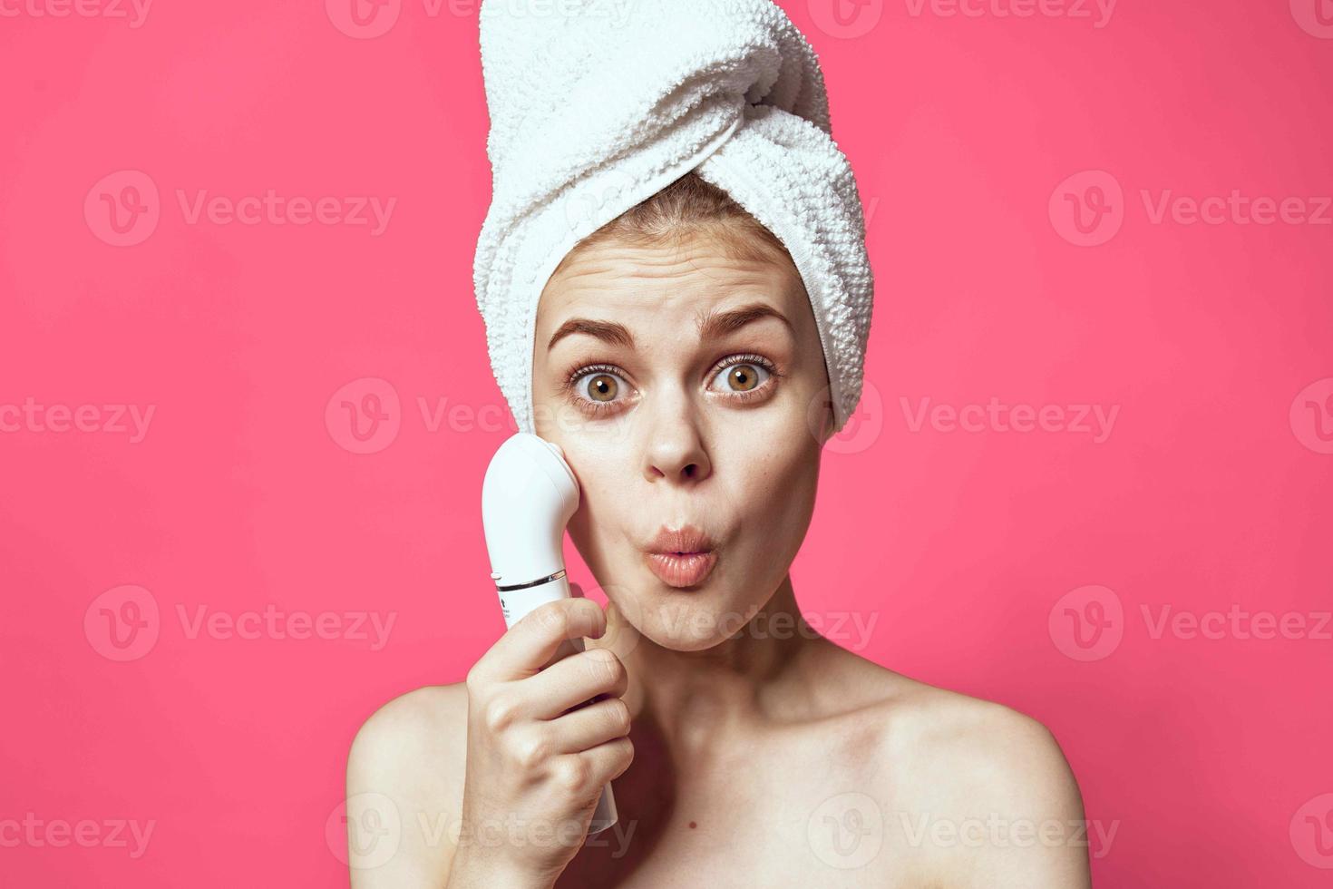 donna con spoglio le spalle e asciugamano su testa viso massaggiatore foto