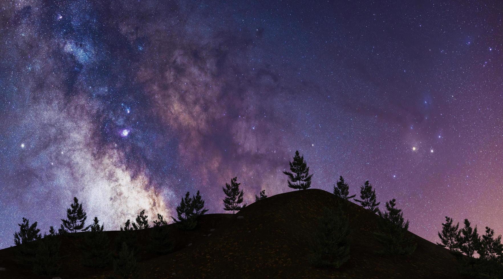 Via Lattea sulla montagna con alberi di pino, rendering 3d, concetto di astronomia foto